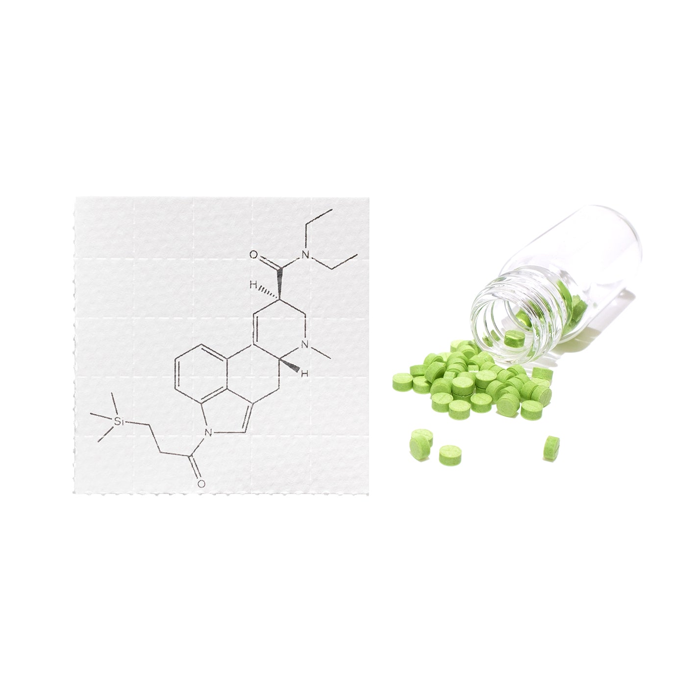 1S LSD Microdose Pellets 10 mcg, 100 Stück in Glasflasche und lose daneben, sowie 1S LSD Normaldose Blotter 150 mcg, 25 Stück mit chemischer Strukturzeichnung – legal kaufen.